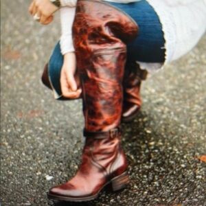 Freebird Quebec in Cognac color. Size 8